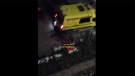 Смерть у наших окон: в Омске с 13-го этажа высотки выпал молодой парень — ВИДЕО