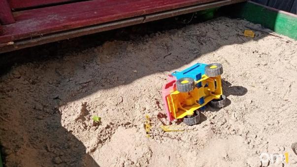 Била по голове и угрожала убить: омичку будут судить за издевательство над дочерью