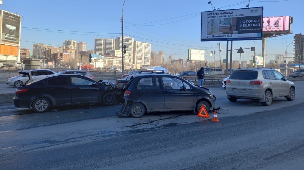Получил сотрясение мозга: годовалый ребёнок пострадал в массовом ДТП в Новосибирске. ФОТО