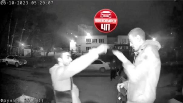 Угрожали пистолетом: трое мужчин избили новосибирца во дворе жилого дома на Фрунзе