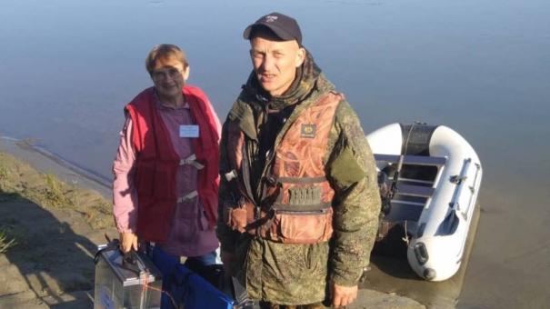 В Омской области представители избиркома переправились по Иртышу ради 48 человек