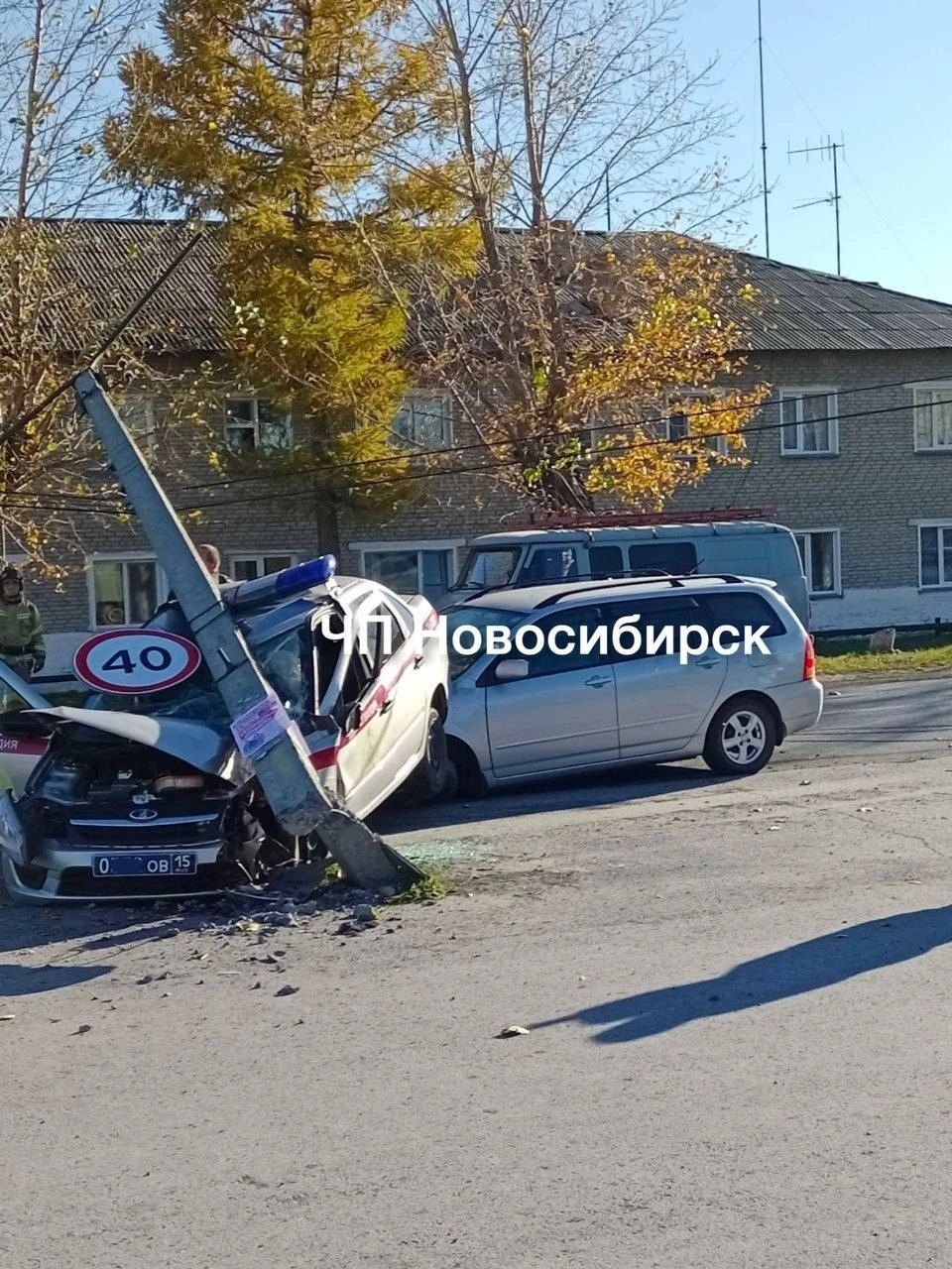 Машина Росгвардии попала в аварию и снесла столб в Новосибирской области