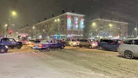 «Хоть что-то у нас от Москвы»: Омск снова застыл в пробках