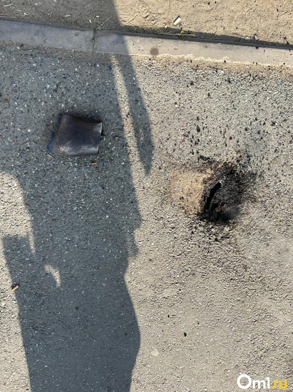 Пожилой омич разбил нос. В Омске спилили опасную трубу