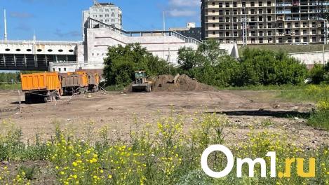 На омской набережной огородили участок для нового строительства