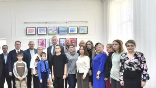 Губернатор Андрей Травников отметил значимость работы Татарского межрайонного центра сбора помощи для участников СВО
