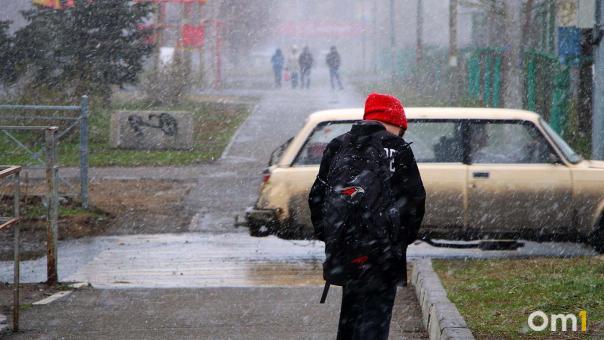 Как Омск встретил снегопад в апреле: фоторепортаж с городских улиц