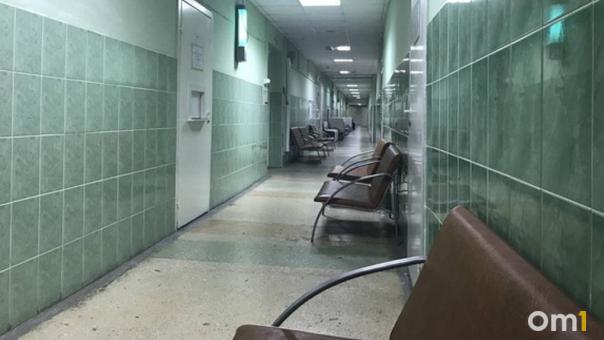 Омского врача, находившегося на дежурстве в странном состоянии, отстранили