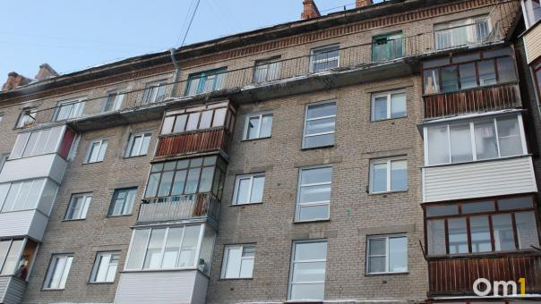 Жительница Новосибирска выпала из окна многоэтажки в Нижней Ельцовке