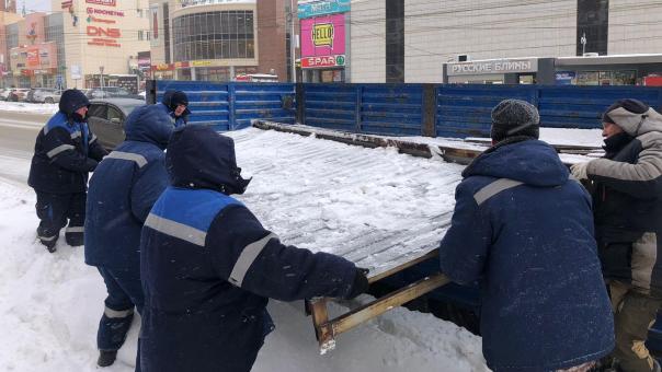 Ограничивали парковку и проезд — в Новосибирске демонтировали незаконные ограждения