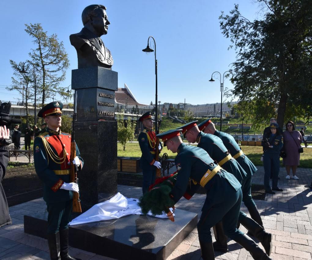 На набережной Омки торжественно открыли памятник Алтунину