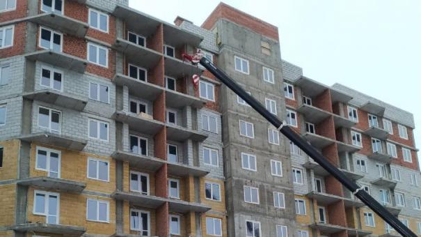 Первый подъезд дома для омских переселенцев подключили к теплу