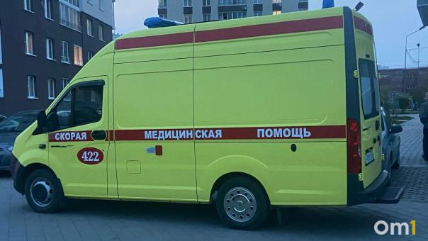 «Скорая помощь» вытащила омичку из кювета