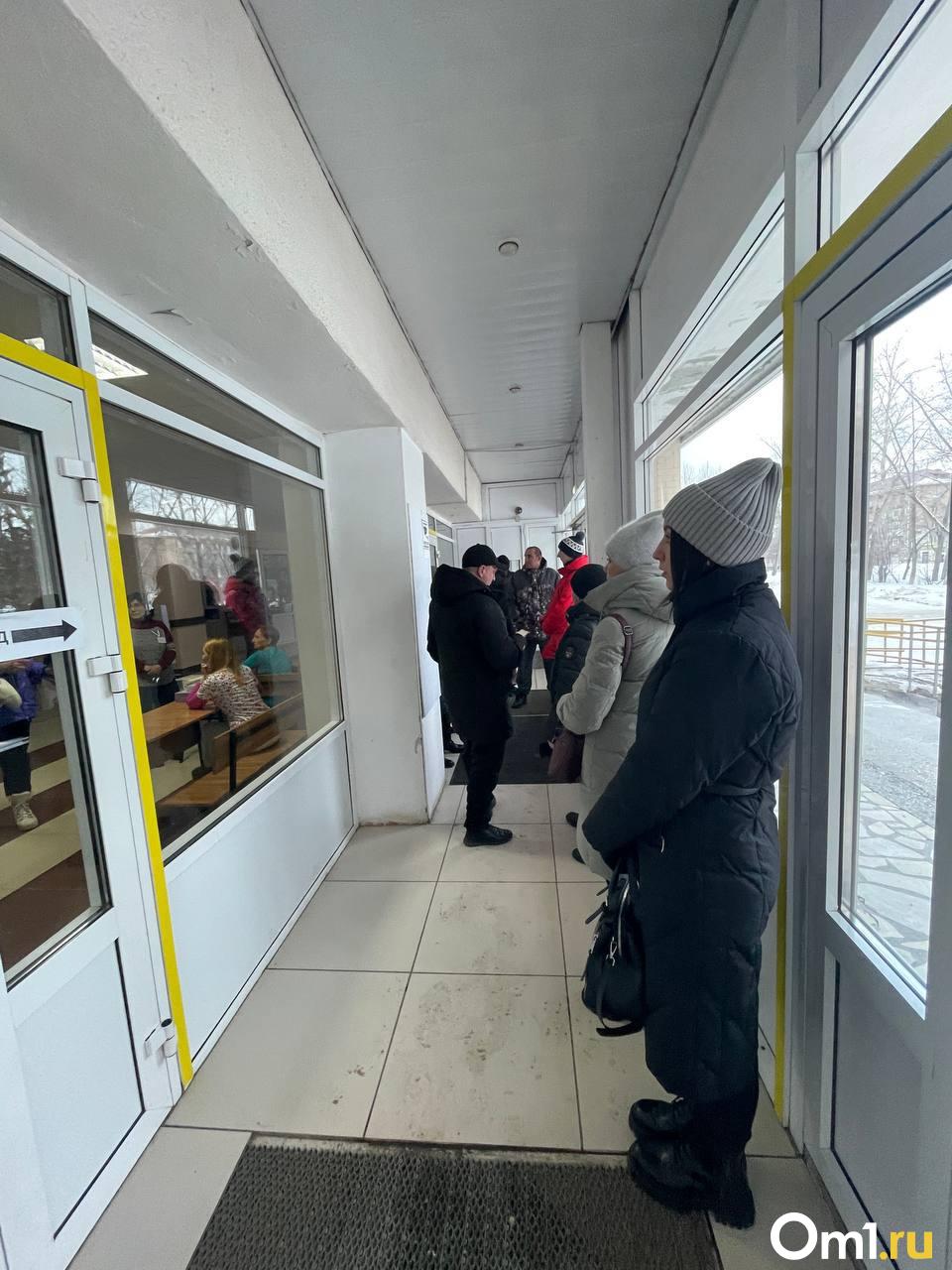 На избирательных участках в Омске уже образовались очереди