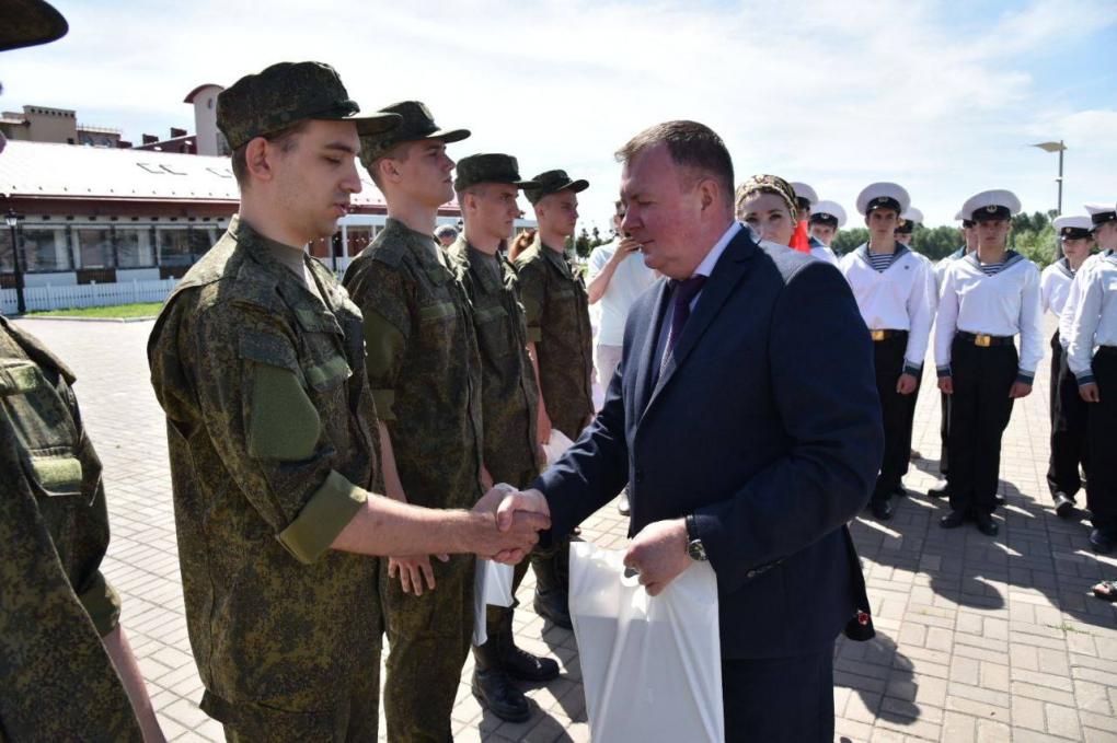 Сергей Шелест поздравил омских призывников Президентского полка